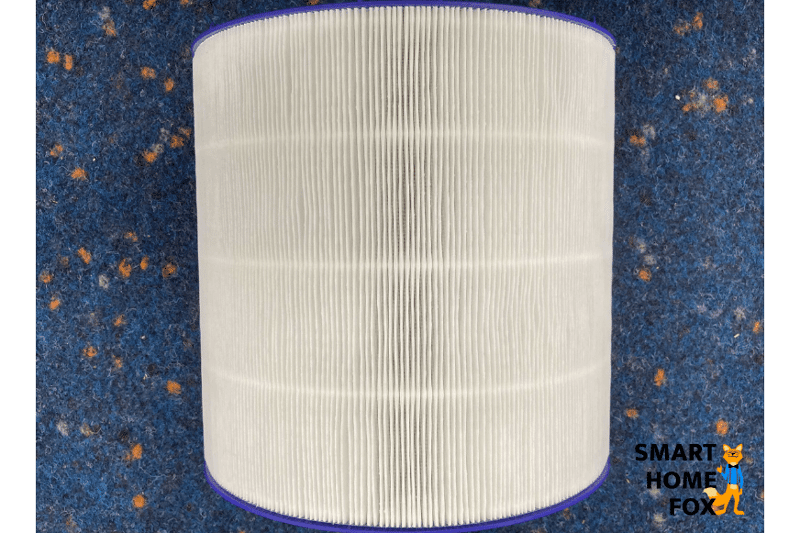 Der HEPA-Filter vom Dyson Pure Humidify+Cool PH01 liegt auf einer blauen Unterlage